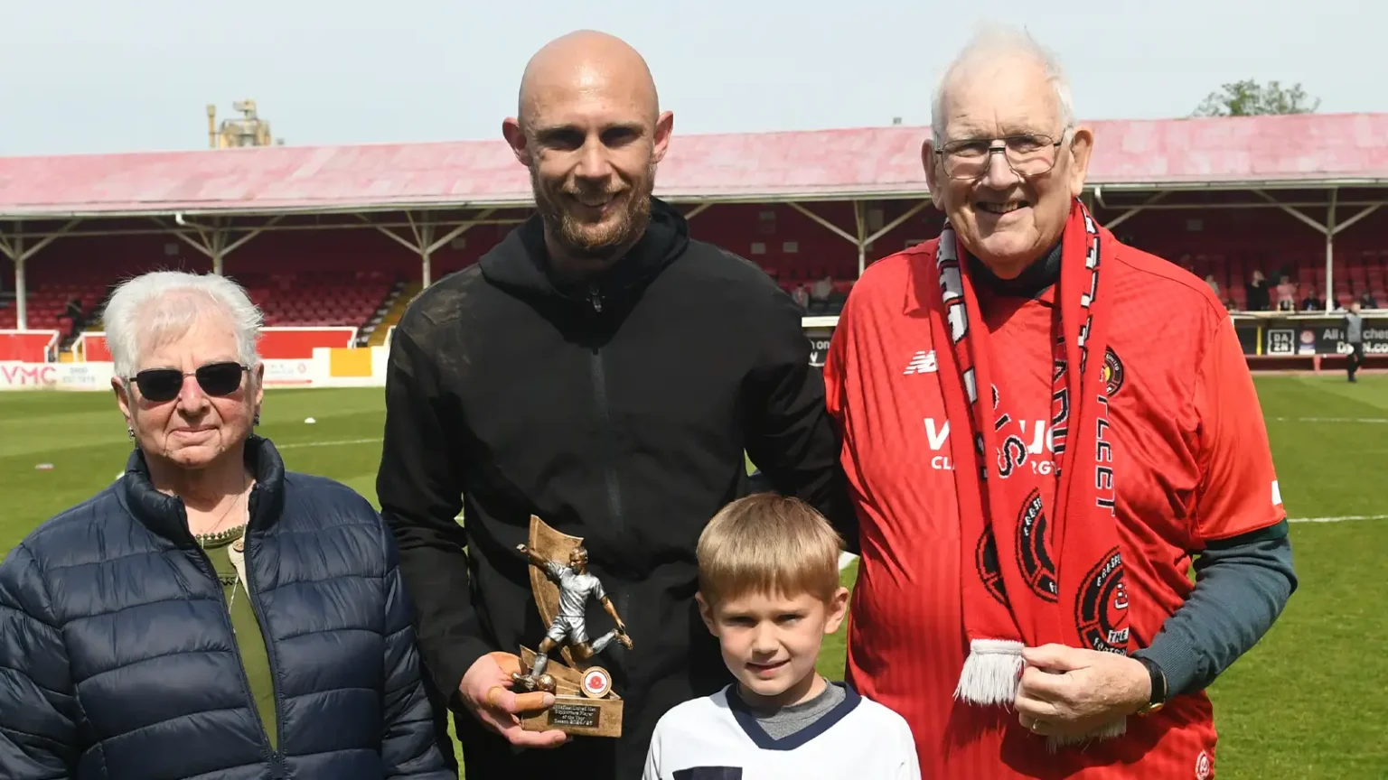 Ebbsfleet Utd goalkeeper Mark Cousins calls time on playing career  